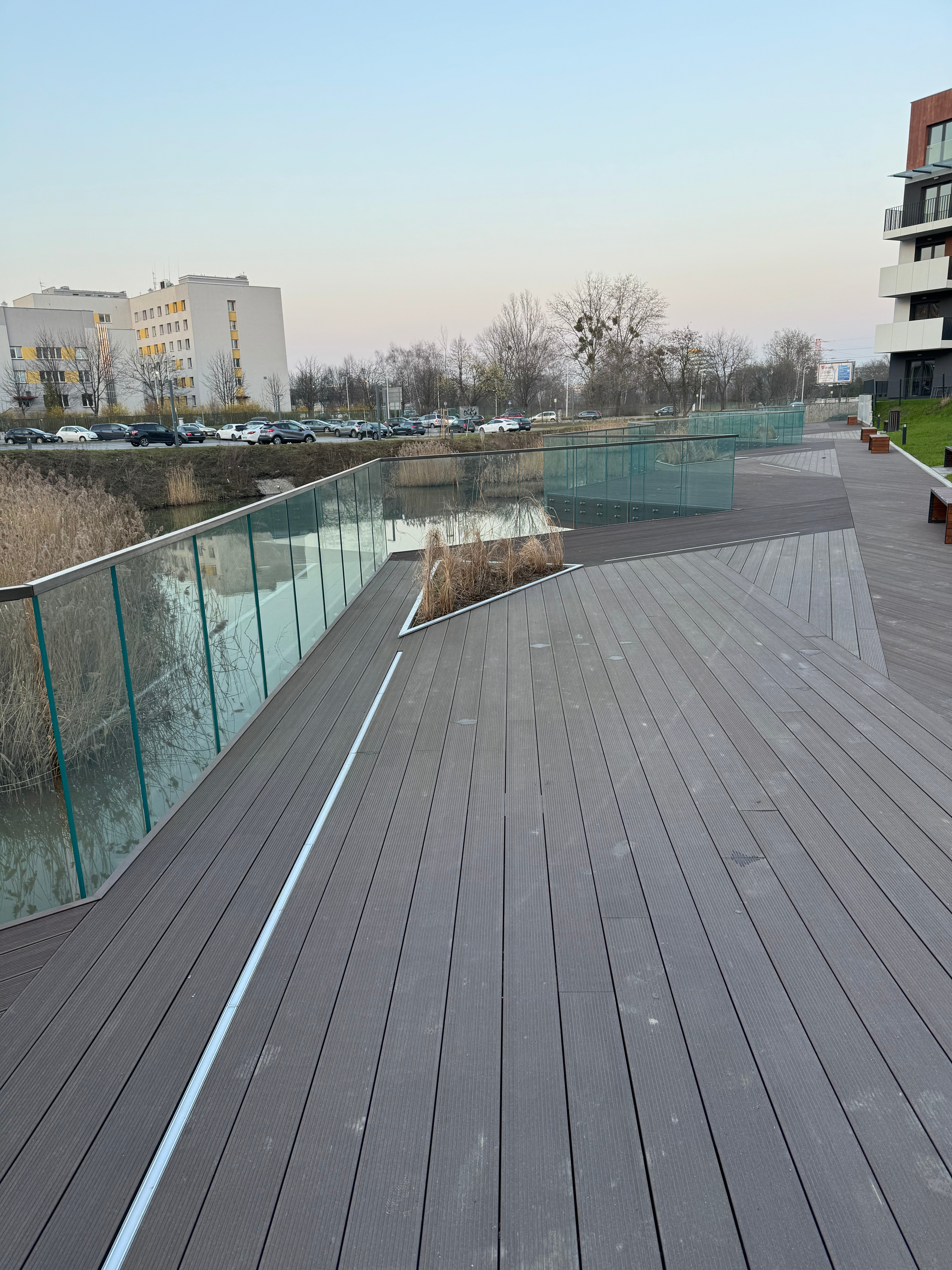 drewniany taras na osiedlu