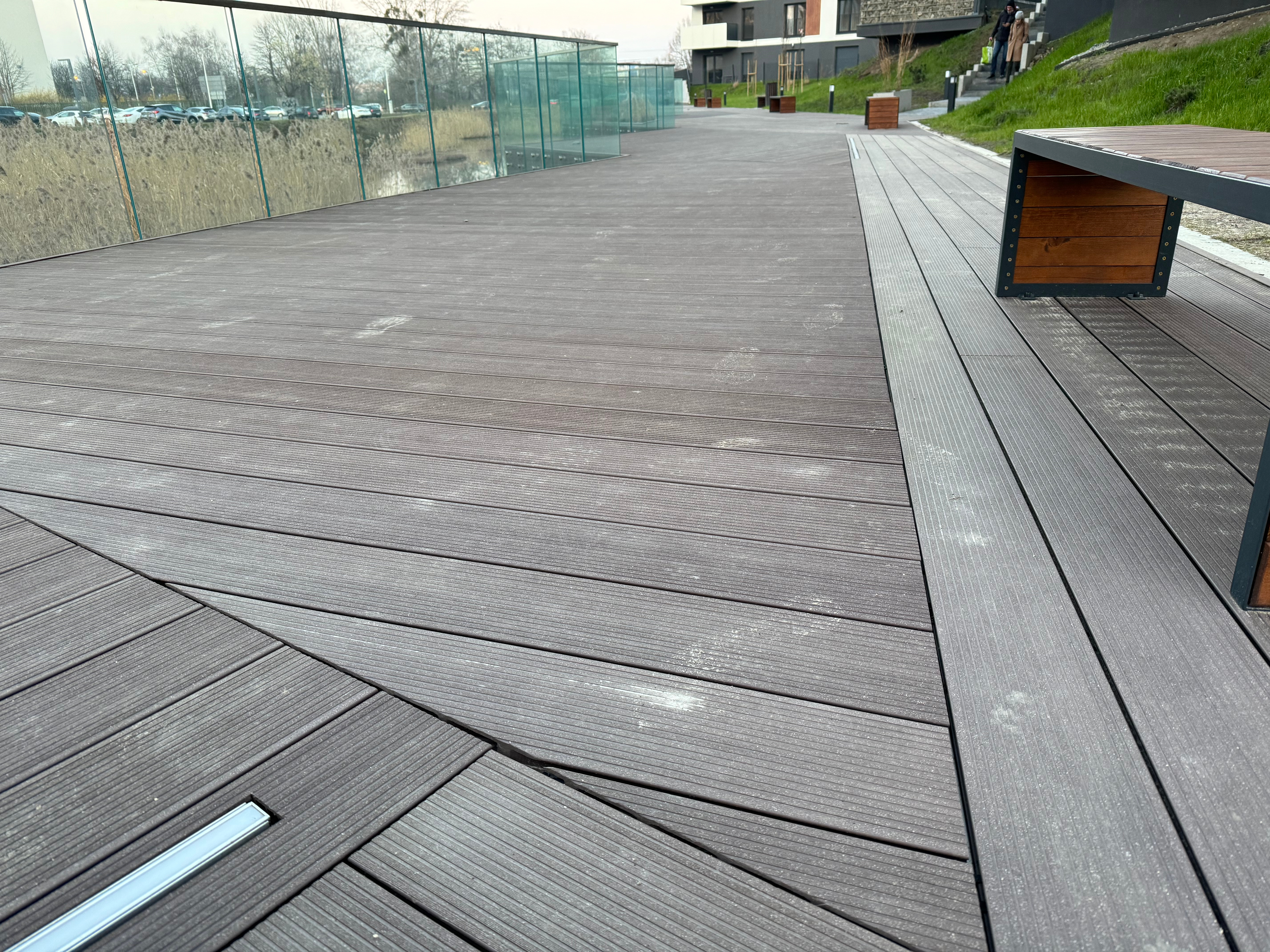 drewniany taras na osiedlu