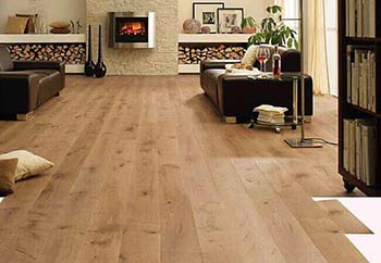 Jasna podłoga salon