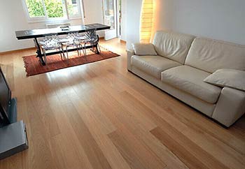 Salon jasna podłoga