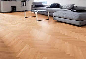 Jasny parkiet w salonie